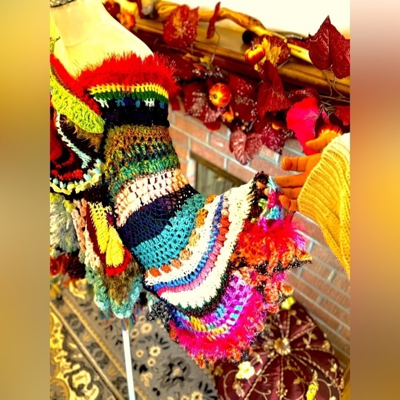 HANDMADE FREE FORM CROCHETED CAPE - Picture 3 of 15